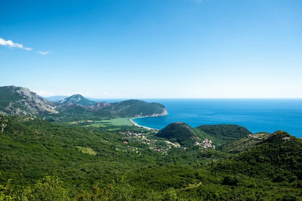 Which UK river cruises offer the best vantage points for photographing ancient Roman ruins?
