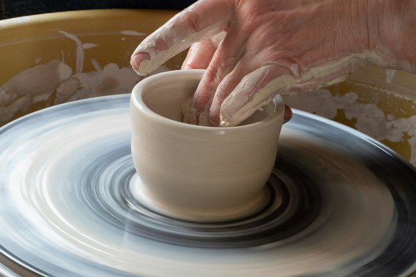 How can tourists find participatory ceramic pottery classes in Stoke-on-Trent?