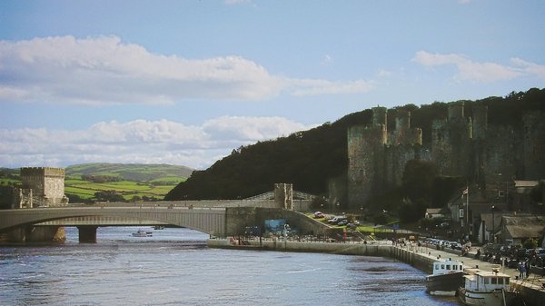 Which castles in Scotland provide the most detailed historical re-enactments?